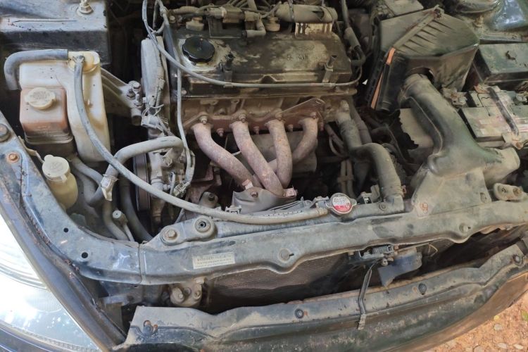 Used Brilliance BS6 2004 2.0L Automatic Comfort Version Engine Bay
