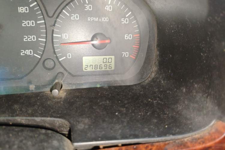 Used Brilliance BS6 2004 2.0L Automatic Comfort Version Odometer Close Up