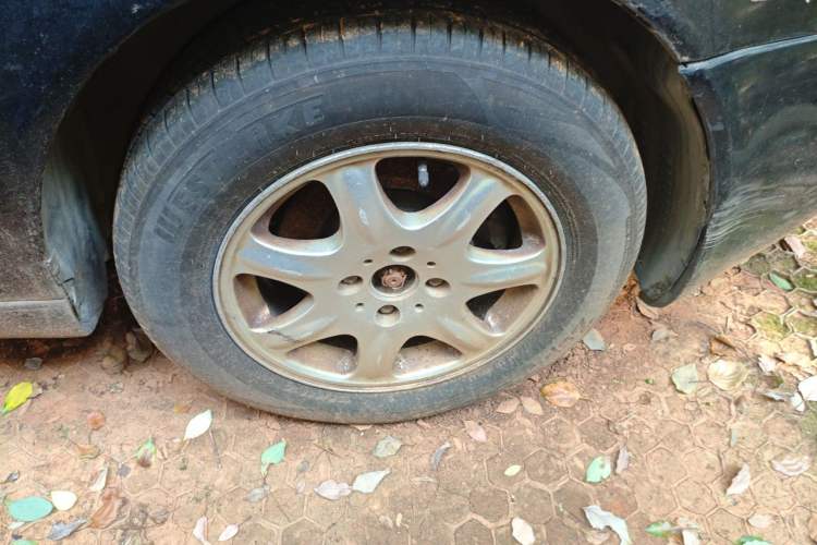 Used Brilliance BS6 2004 2.0L Automatic Comfort Version Right Front Wheel Hub