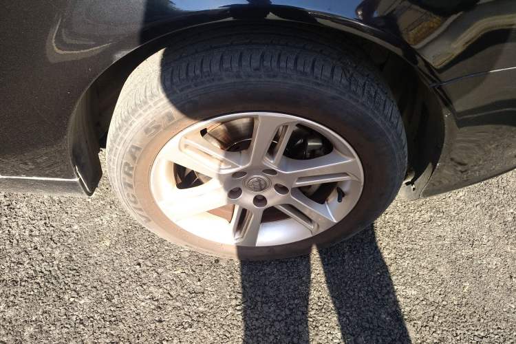 Used Brilliance BS6 2011 1.8T Automatic Comfort Model Right Front Wheel Hub