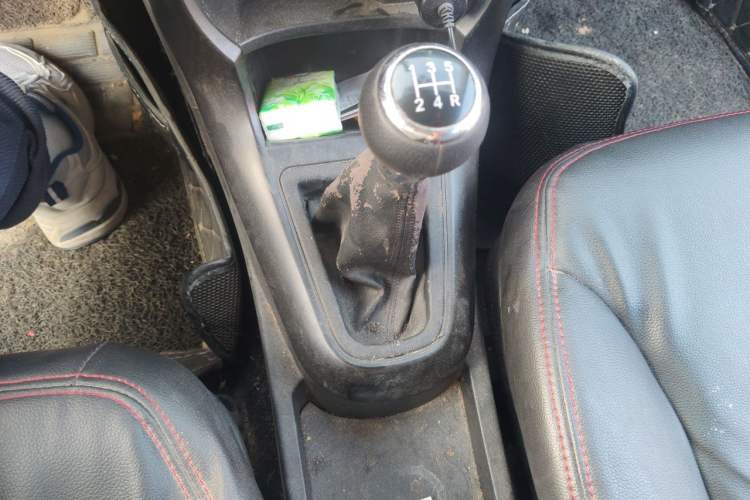 Used Brilliance H220 2014 1.5L Manual Comfort Model Gear Lever