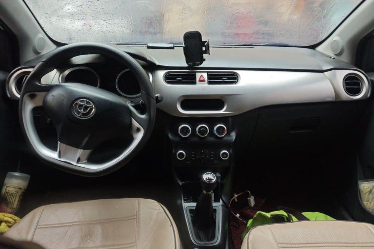 Used Brilliance H220 2014 1.5L Manual Comfort Model Center Console