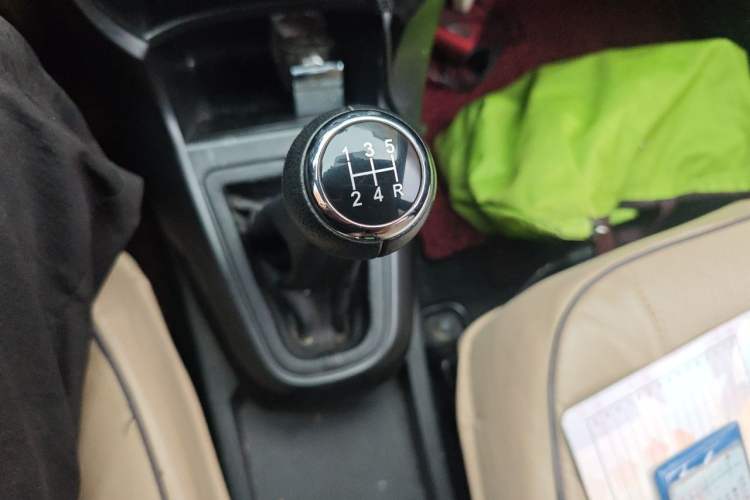Used Brilliance H220 2014 1.5L Manual Comfort Model Gear Lever