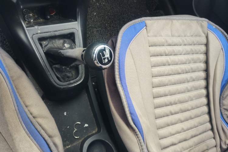 Used Brilliance H220 2014 1.5L Manual Comfort Model Gear Lever