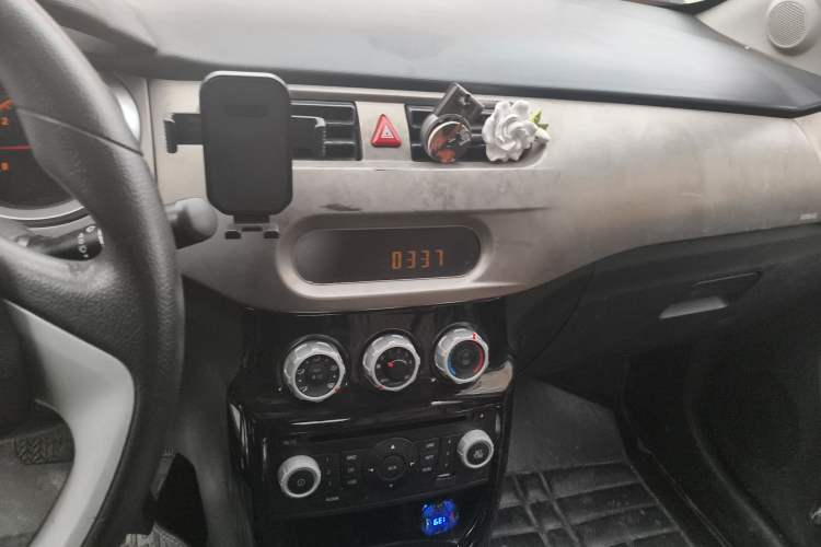Used Brilliance H220 2014 1.5L AMT Sunroof Version Audio And AC Panel