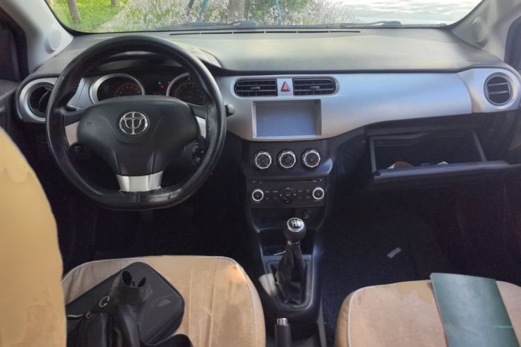 Used Brilliance H220 2014 1.5L Manual Comfort Model Center Console