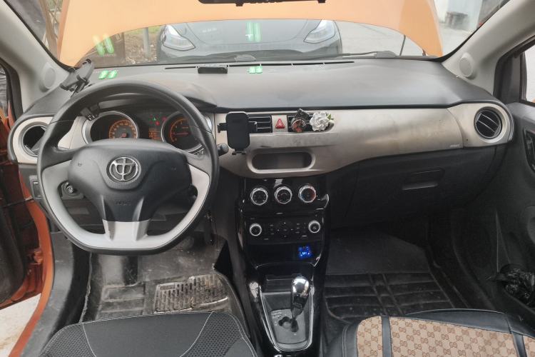 Used Brilliance H220 2014 1.5L AMT Sunroof Version Center Console