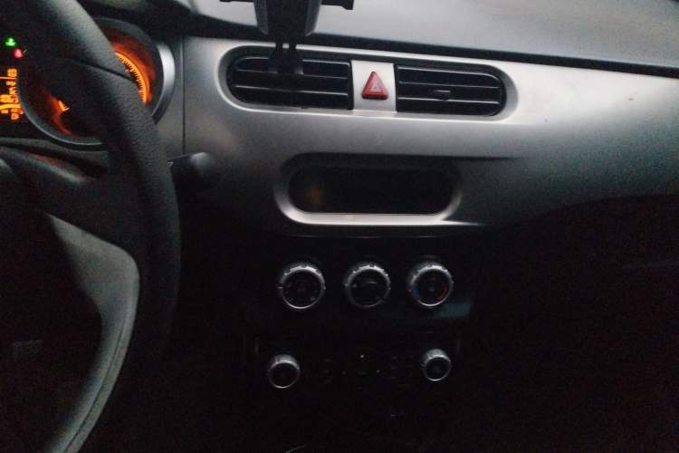 Used Brilliance H230 2012 1.5L Manual Comfort Edition Audio And AC Panel