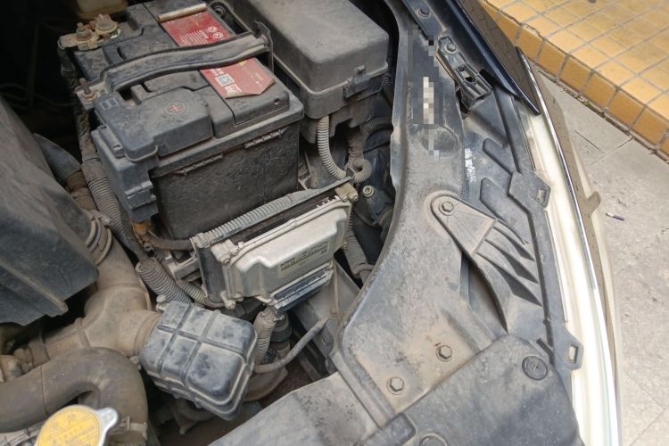 Used Brilliance H230 2012 1.5L AMT Elite Version Engine Bay Left