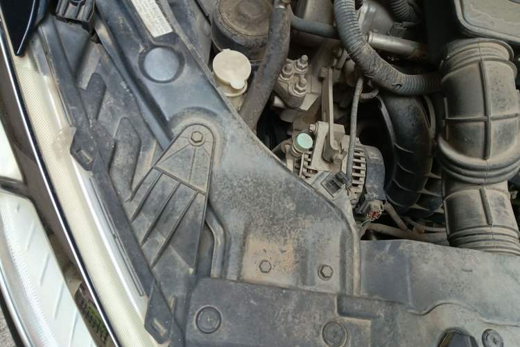 Used Brilliance H230 2012 1.5L AMT Elite Version Engine Bay Right