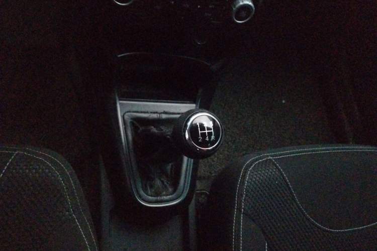 Used Brilliance H230 2012 1.5L Manual Comfort Edition Gear Lever