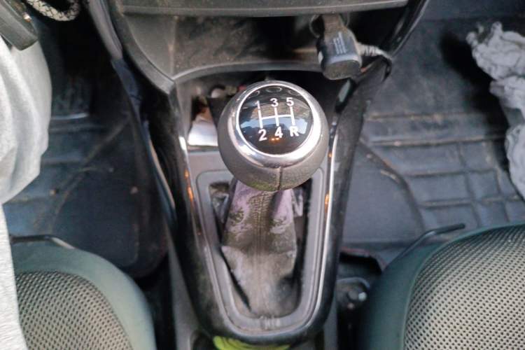 Used Brilliance H230 2012 1.5L Manual Elite Edition Gear Lever