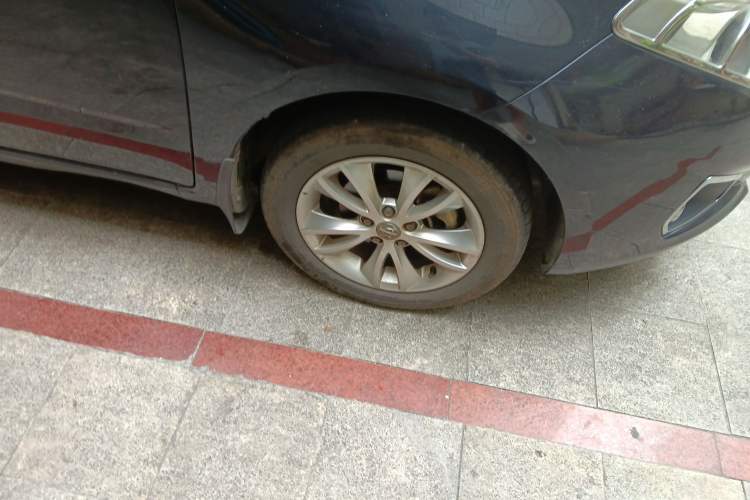 Used Brilliance H230 2012 1.5L AMT Elite Version Right Front Wheel Hub