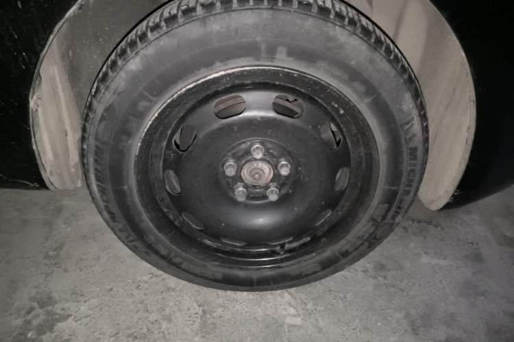 Used Brilliance H230 2012 1.5L Manual Comfort Edition Right Front Wheel Hub