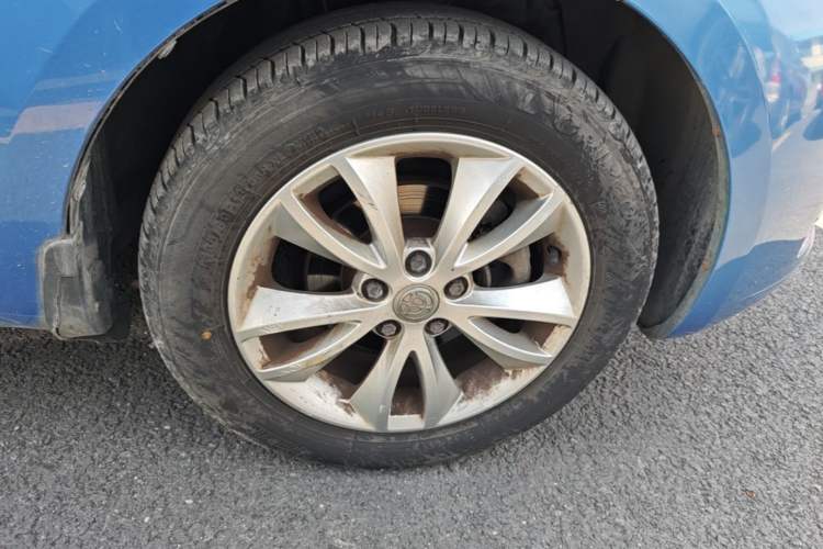 Used Brilliance H230 2012 1.5L AMT Elite Version Right Front Wheel Hub