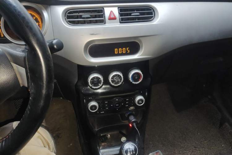 Used Brilliance H230 2012 1.5L AMT Sunroof Version Audio And AC Panel