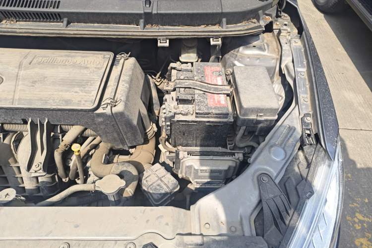 Used Brilliance H230 2012 1.5L AMT Elite Version Engine Bay Left