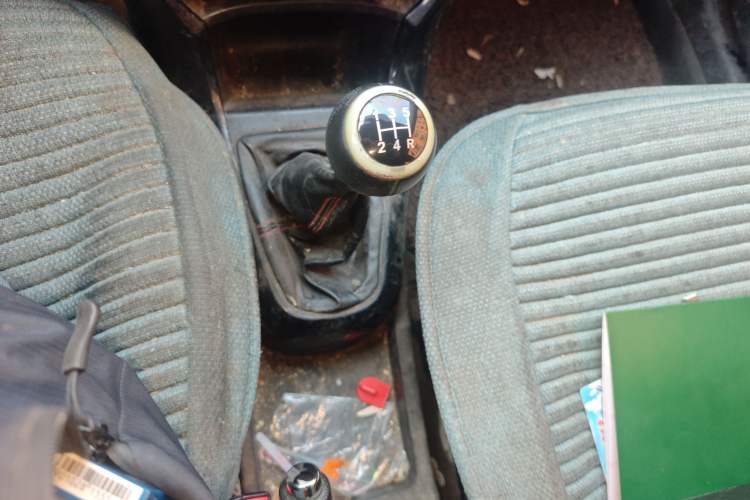 Used Brilliance H230 2012 1.5L Manual Comfort Edition Gear Lever
