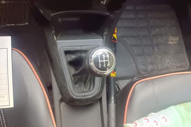 Used Brilliance H230 2012 1.5L Manual Elite Edition Gear Lever