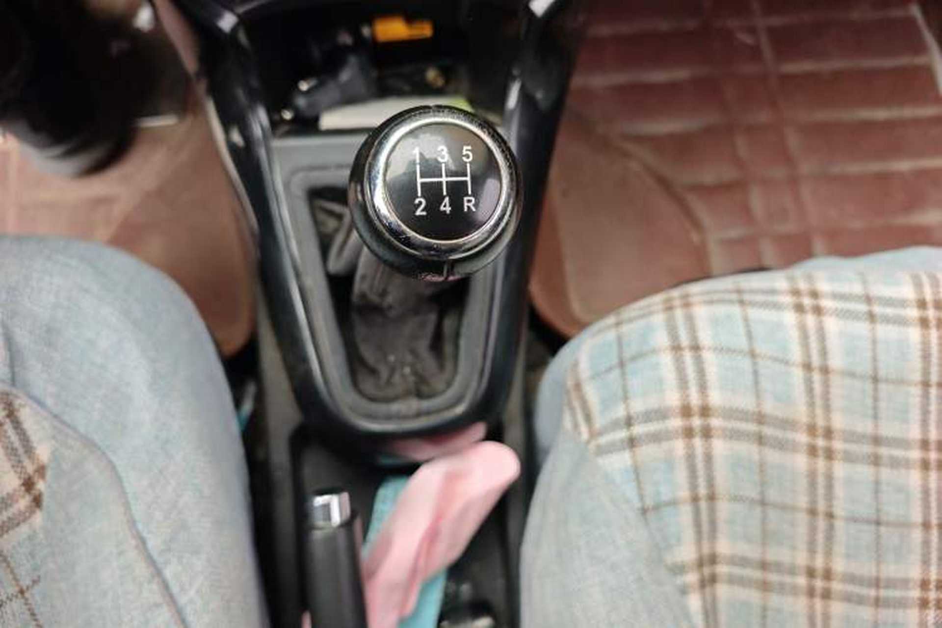 Used Brilliance H230 2012 1.5L Manual Elite Edition Gear Lever