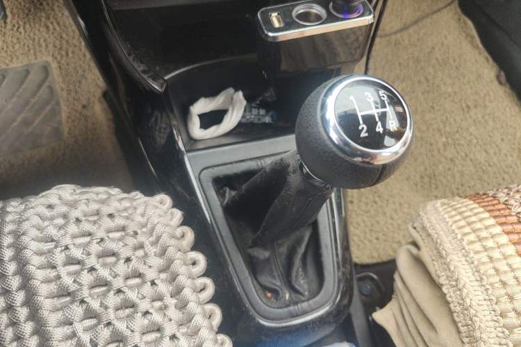 Used Brilliance H230 2012 1.5L Manual Elite Edition Gear Lever