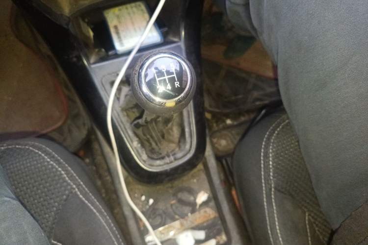 Used Brilliance H230 2012 1.5L Manual Comfort Edition Gear Lever
