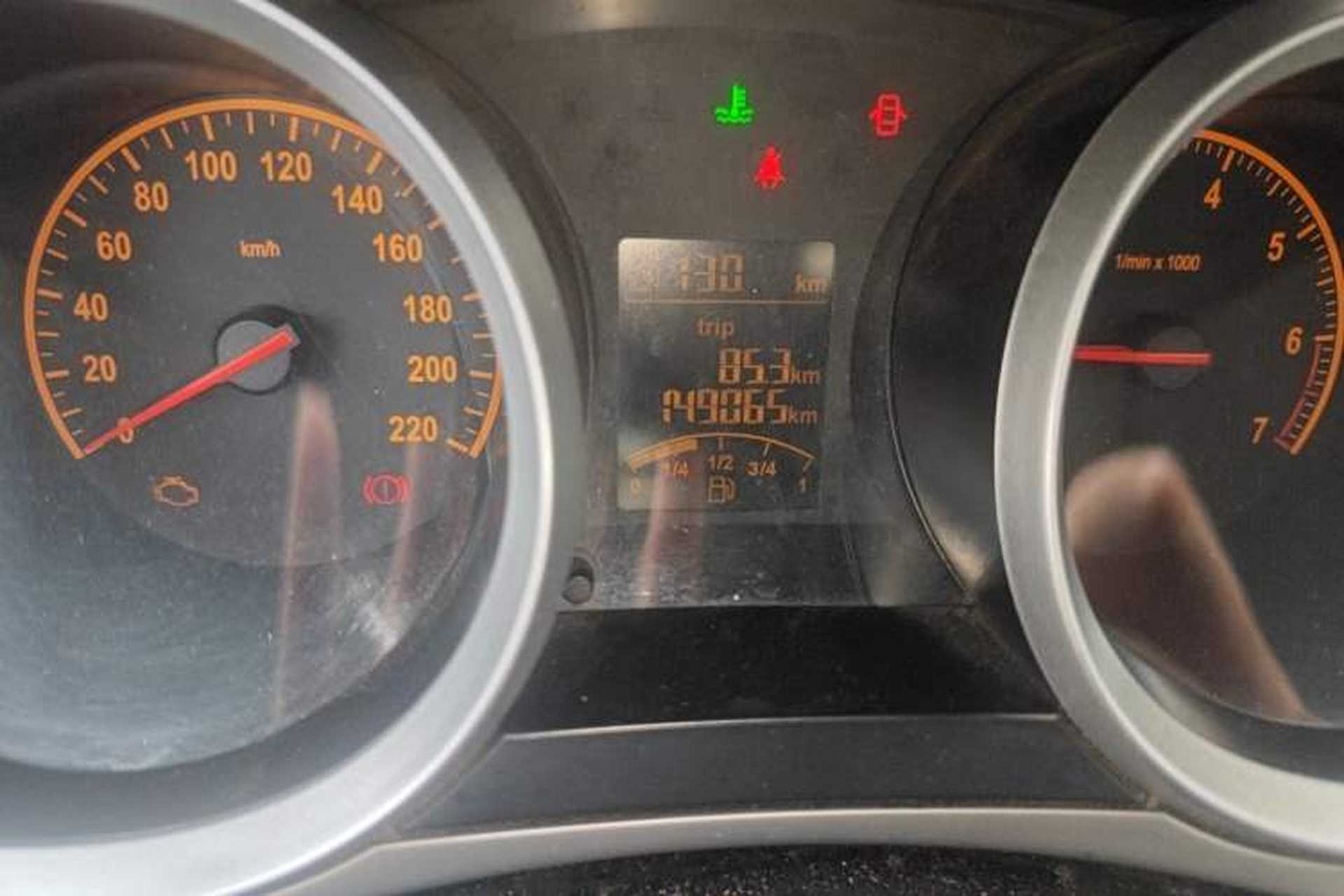 Used Brilliance H230 2012 1.5L Manual Elite Edition Odometer Close Up