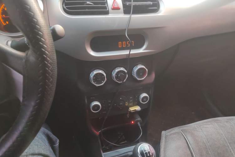 Used Brilliance H230 2012 1.5L Manual Comfort Edition Audio And AC Panel