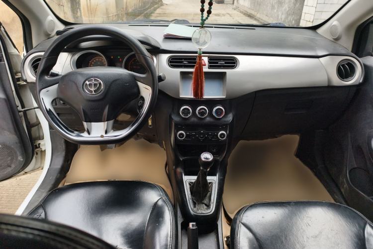 Used Brilliance H230 2012 1.5L Manual Elite Edition Center Console