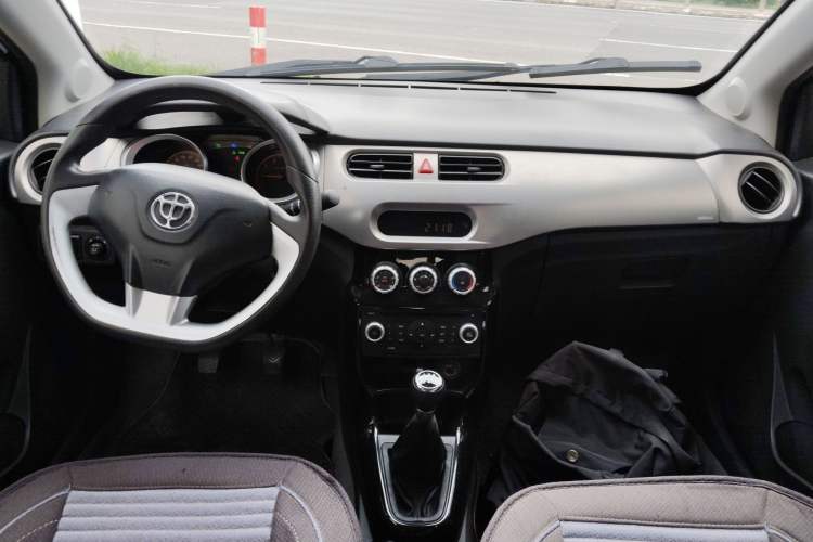 Used Brilliance H230 2012 1.5L Manual Elite Edition Center Console