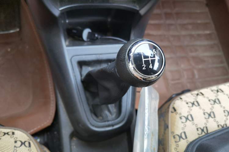 Used Brilliance H230 2012 1.5L Manual Comfort Edition Gear Lever
