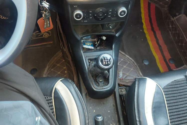 Used Brilliance H230 2012 1.5L Manual Comfort Edition Gear Lever