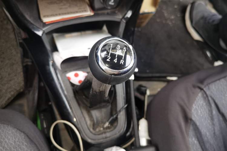Used Brilliance H230 2012 1.5L Manual Elite Edition Gear Lever