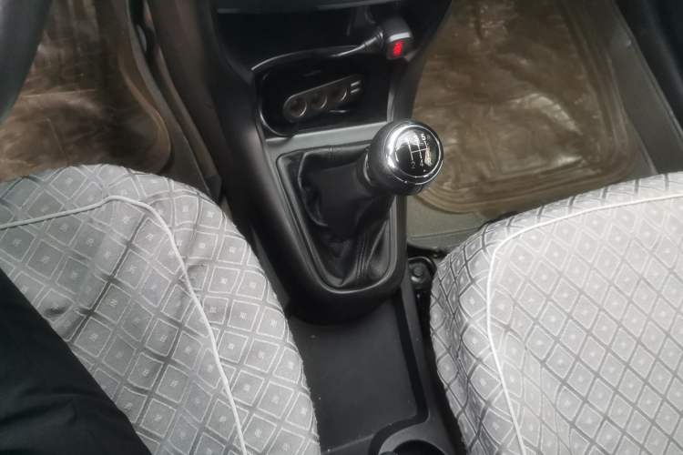 Used Brilliance H230 2012 1.5L Manual Comfort Edition Gear Lever