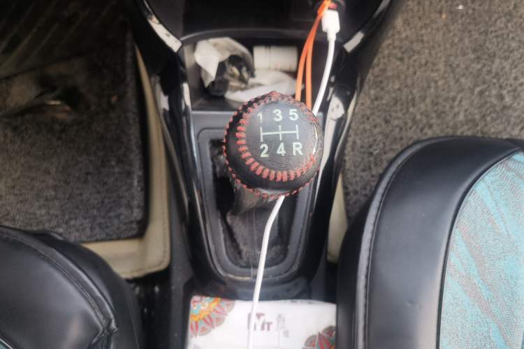 Used Brilliance H230 2012 1.5L Manual Elite Edition Gear Lever