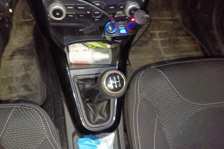 Used Brilliance H230 2012 1.5L Manual Comfort Edition Gear Lever
