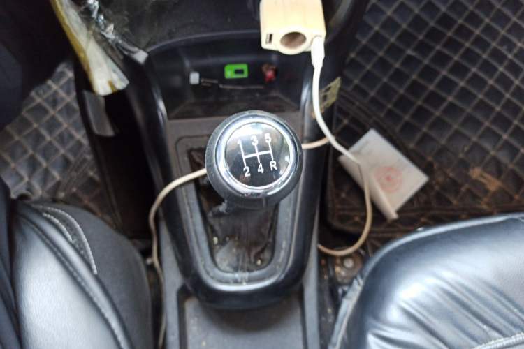 Used Brilliance H230 2012 1.5L Manual Comfort Edition Gear Lever