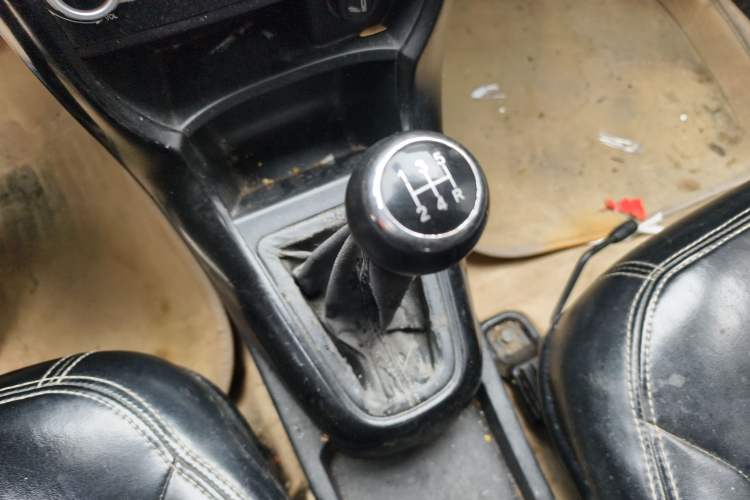 Used Brilliance H230 2012 1.5L Manual Elite Edition Gear Lever
