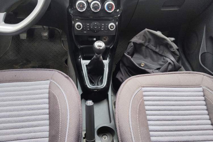 Used Brilliance H230 2012 1.5L Manual Elite Edition Gear Lever