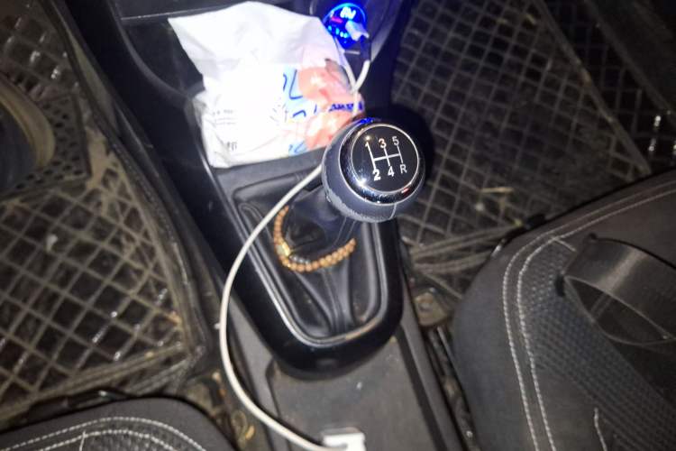 Used Brilliance H230 2012 1.5L Manual Comfort Edition Gear Lever