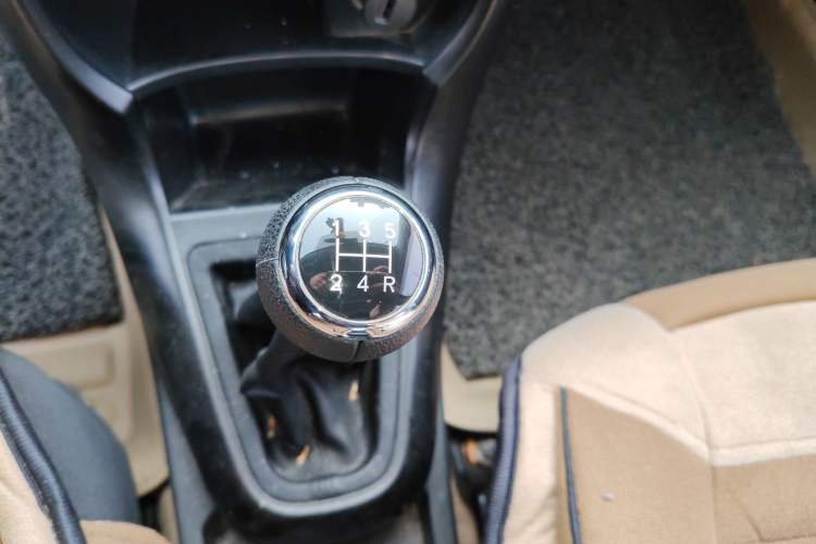 Used Brilliance H230 2012 1.5L Manual Comfort Edition Gear Lever