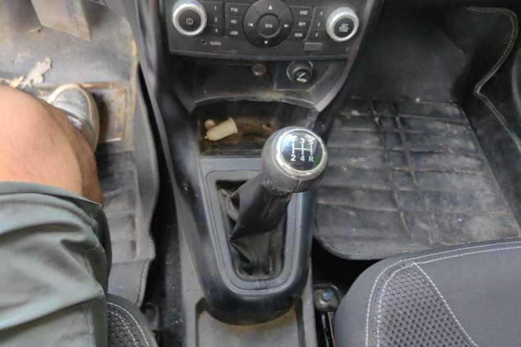 Used Brilliance H230 2012 1.5L Manual Comfort Edition Gear Lever
