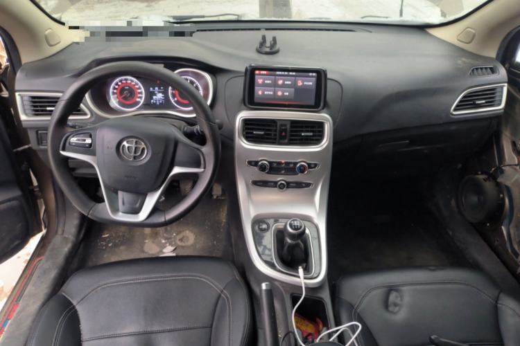 Used Brilliance H3 2017 1.5L Manual Elite Model Center Console