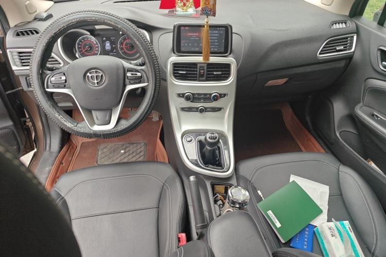 Used Brilliance H3 2017 1.5L Manual Luxury Model Center Console