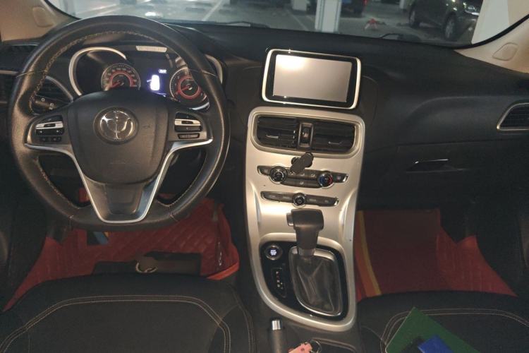 Used Brilliance H3 2017 1.5L Automatic Luxury Model Center Console