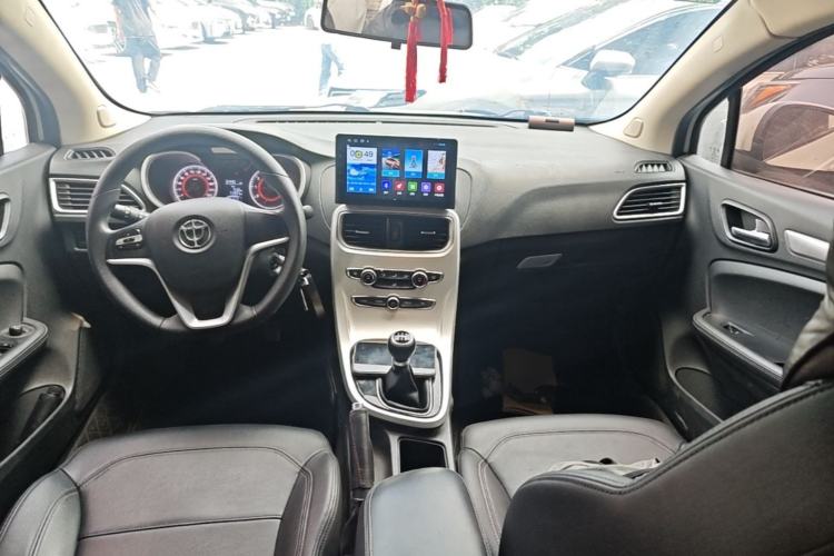 Used Brilliance H3 2017 1.5L Manual Elite Model Center Console