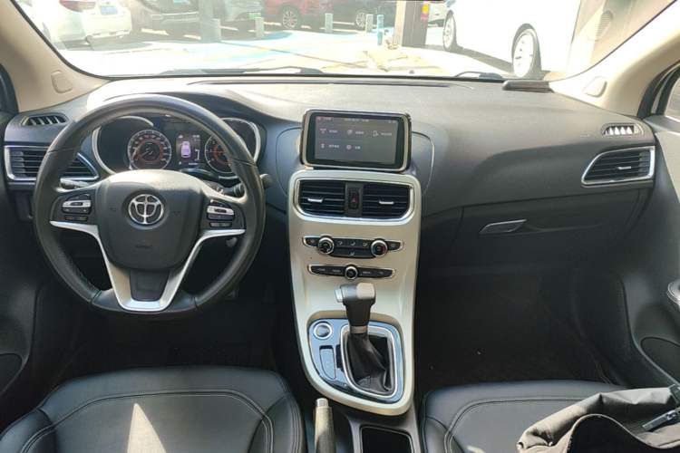 Used Brilliance H3 2017 1.5L Automatic Luxury Model Center Console