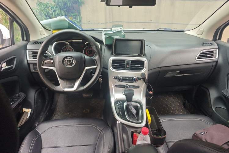 Used Brilliance H3 2017 1.5L Automatic Elite Model Center Console