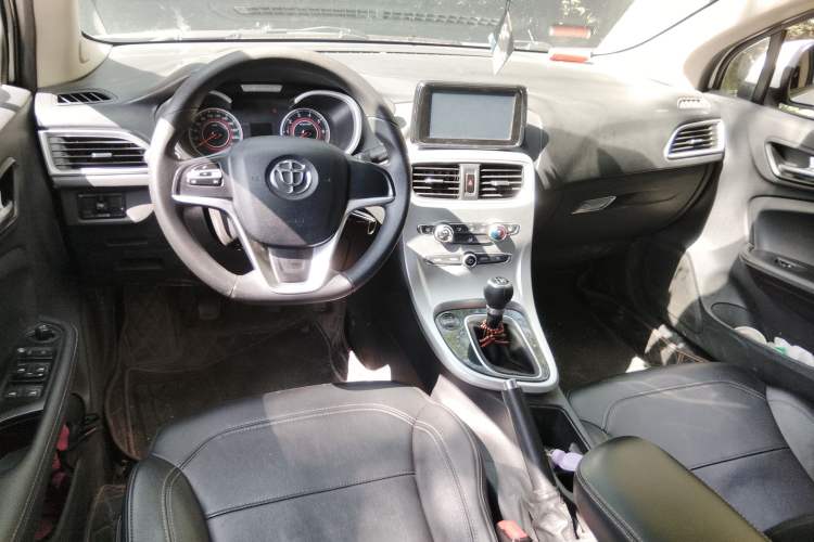 Used Brilliance H3 2017 1.5L Manual Elite Model Center Console