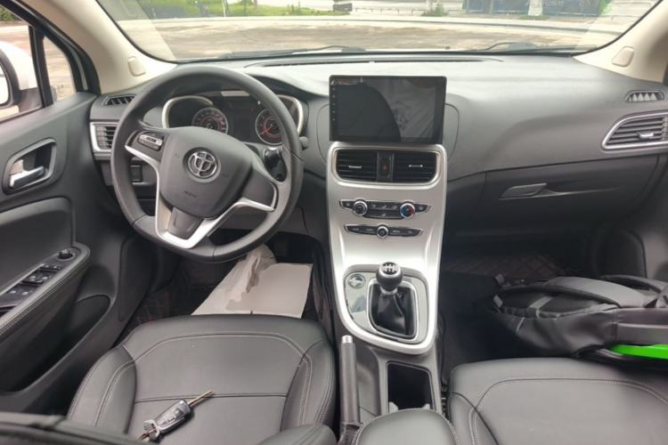 Used Brilliance H3 2017 1.5L Manual Elite Model Center Console